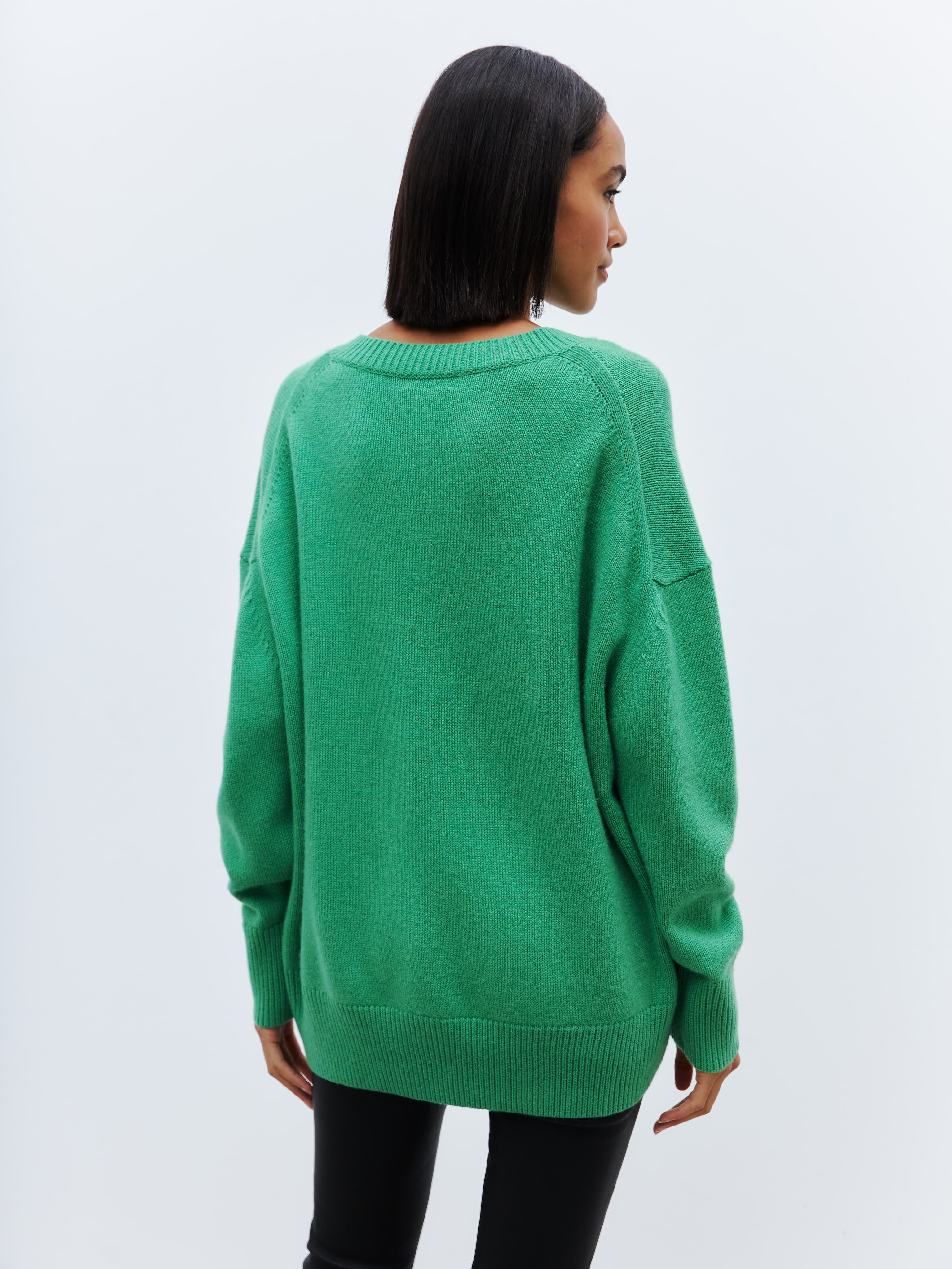 Green pullovers 2025